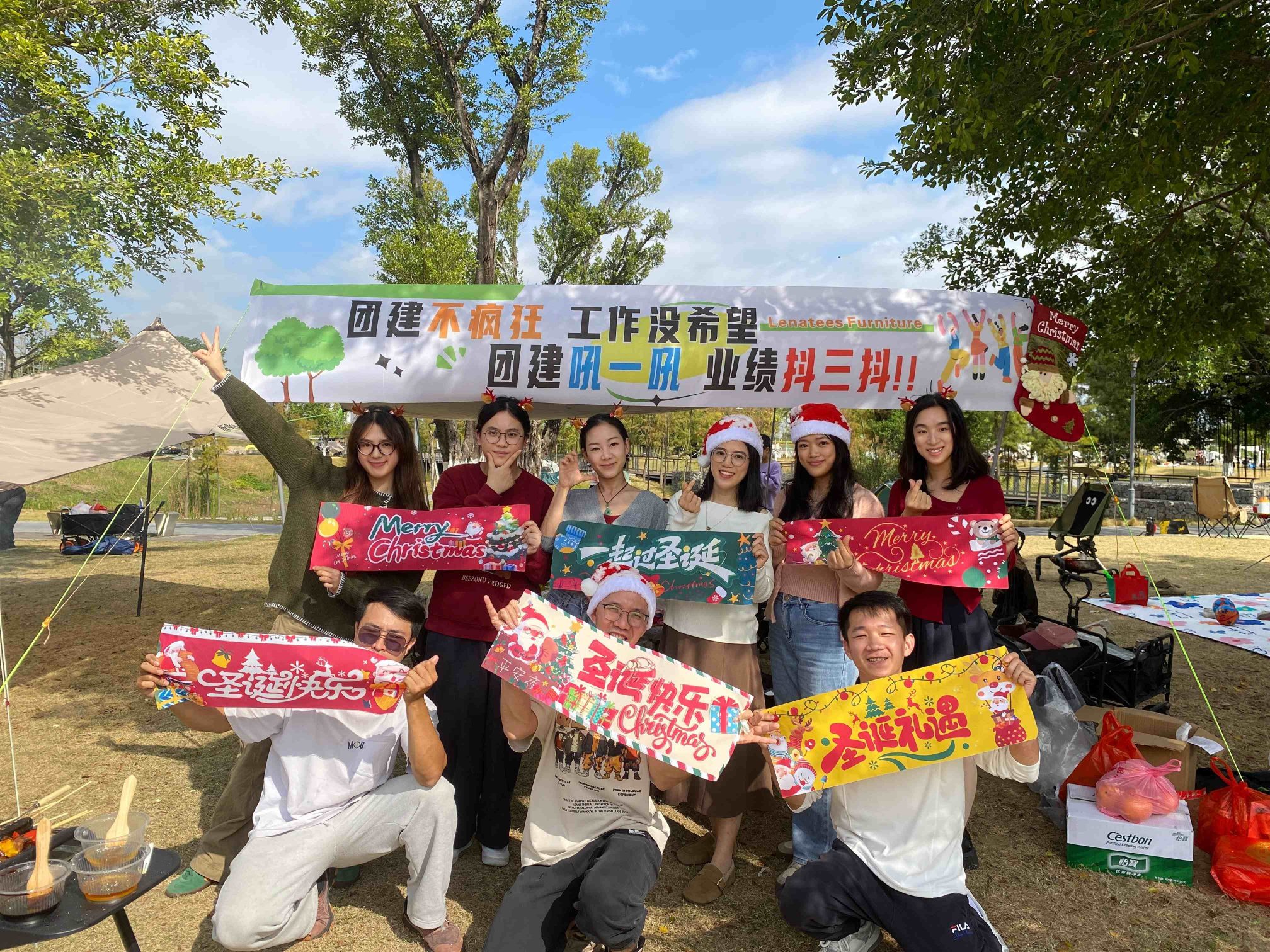 নরলার ফার্নিচার থেকে একসাথে ক্রিসমাস সিজন উদযাপন করা নরলার ফার্নিচার থেকে একসাথে ক্রিসমাস সিজন উদযাপন করা